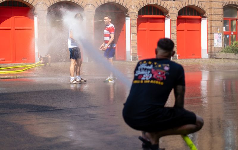 Firefighters from the Berlin fire station Prenzlauer Berg (1300) treat themselves and residents on Oderberger Straße to cool off during the first heatwave of the year with temperatures well above 30 degrees./Firefighters from Berlin's Prenzlauer Berg fire station (1300) treat themselves and residents on Oderberger Straße to a cool-down during the first heat wave of the year, with temperatures well above 30 degrees.
Berlin fire department provides cooling, berlin, berlin, germany - 18 Jun 2022,Image: 700839093, License: Rights-managed, Restrictions: , Model Release: no, Credit line: Profimedia