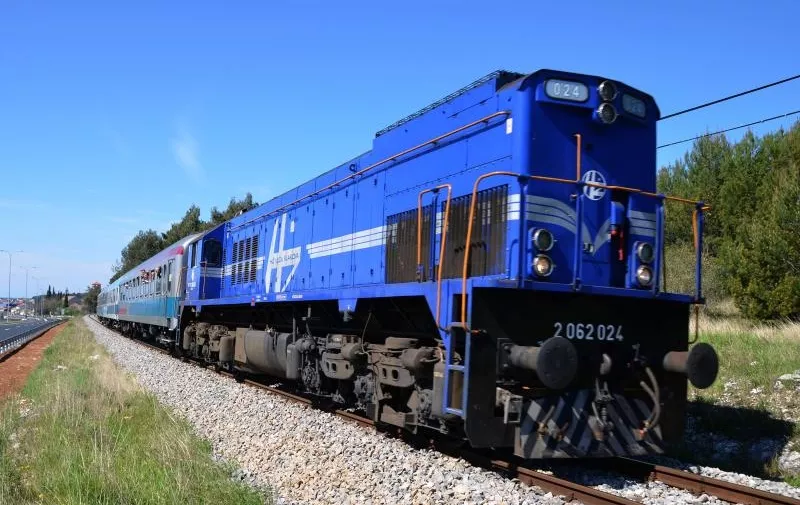 19.04.2015., Pula - U organizaciji PTG tours, specijalizirane britanske agencije koja organizira ture voznje vlakovima po Europi, ovog vikenda iz Ljubljane su stigla 64 vlakoljupca iz Britanije, Njemacke i Austrije. Imali su jednstvenu priliku uzivati u vuci hrvatske lokomotive tipa 2062 koja je proizvedena u tvornici GM EMD, La Grange, Illinois, USA, a 2002. godine u zagrebackom TZV Gredelju izvrsena je kompletna modernizacija. Lokomotive imaju specifican zvuk te svojom pojavom izazivaju pravi uzitak kod ljubitelja zeljeznica. Nakon kraceg zadrzavanja i fotografiranja, s pulske zeljeznicke stanice kompozicija je krenula prema Ljubljani.  
Photo: Dusko Marusic/PIXSELL