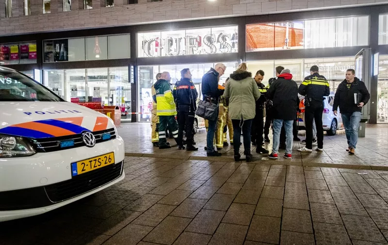 Police arrive at the Grote Marktstraat, one of the main shopping streets in the centre of the Dutch city of The Hague, after several people were wounded in a stabbing incident on November 29, 2019. - Police said they were looking for a "slightly dark-skinned man" aged between 40 and 50 wearing a black top, scarf and grey jogging bottoms. Dutch authorities did not give further information about the circumstances of the incident. (Photo by Sem VAN DER WAL / ANP / AFP) / Netherlands OUT