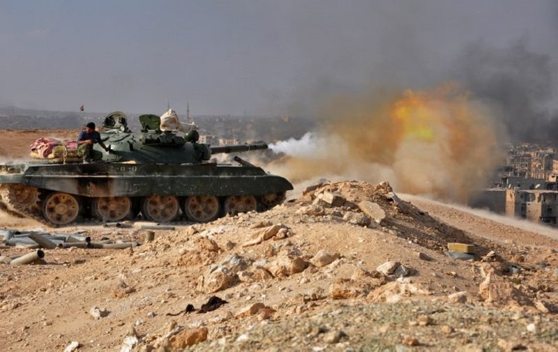 A Syrian government forces' tank fires rounds in the eastern city of Deir Ezzor during an operation against Islamic State (IS) group jihadists on November 2, 2017.
Syria's army and allied fighters have captured the city of Deir Ezzor from the Islamic State group in a Russian-backed operation, a monitor said on November 2, 2017.  / AFP PHOTO / STRINGER