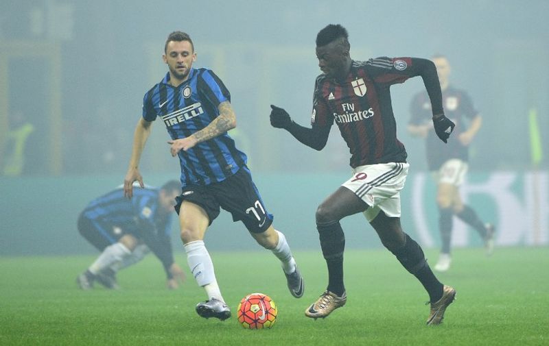 AC Milan's forward from France Mbaye Niang (R) fights for the ball with Inter Milan's midfielder from Croatia Marcelo Brozovic during the Italian Serie A football match AC Milan vs Inter Milan at the San Siro Stadium stadium in Milan on January 31, 2016.  / AFP / OLIVIER MORIN