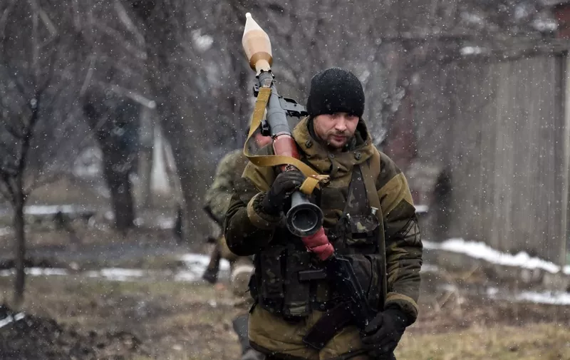 A pro-Russian separatist fighter walks on February 9, 2015 near Uglegorsk, 6 kms southwest of Debaltseve. The European Union on February 9 put fresh sanctions against Moscow on hold ahead of a summit to thrash out a Ukraine peace plan aimed at ending 10 months of bloodshed. And US President Barack Obama said on February 9 that the United States had no desire to "weaken" Russia, but the West had to impose a cost for Moscow's aggression in Ukraine.               AFP PHOTO / DOMINIQUE FAGET (Photo by DOMINIQUE FAGET / AFP)