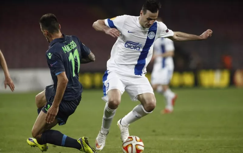 Dnipro's forward from Croatia Nikola Kalinic (R) fights for the ball with Napoli's midfielder from Italy Christian Maggio during the UEFA Europa League semi final first leg football match SSC Napoli vs FK Dnipro Dnipropetrovsk on May 7, 2015 at the San Paolo Stadium in Naples.AFP PHOTO / CARLO HERMANN