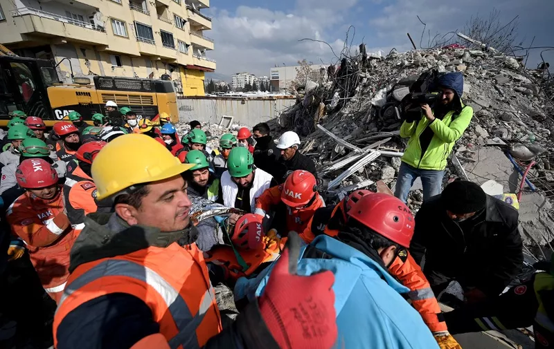 Rescuers lead a rescue operation to save 25-year-old Ayse from the rubble of a collapsed building in Kahramanmaras, on February 10, 2023, five days after a 7,8-magnitude earthquake struck southeast Turkey. - Searchers were still pulling survivors on February 8 from the rubble of the earthquake that killed over 11,200 people in Turkey and Syria, even as the window for rescues narrowed. For two days and nights since the 7.8 magnitude quake, thousands of searchers have worked in freezing temperatures to find those still alive under flattened buildings on either side of the border. (Photo by OZAN KOSE / AFP)