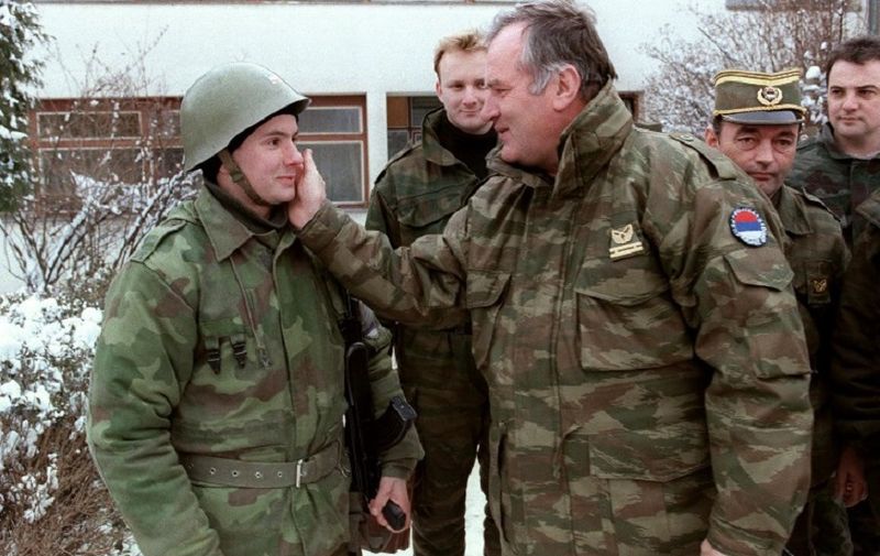 Commander of Serbian forces in Bosnia General Ratko Mladic (C) speaks to a Serbian soldier on February 15, 1994 at the Lukavica barracks on the ouskirts of Sarajevo six days before the NATO ultimatum. AFP PHOTO PASCAL GUYOT / AFP PHOTO / PASCAL GUYOT