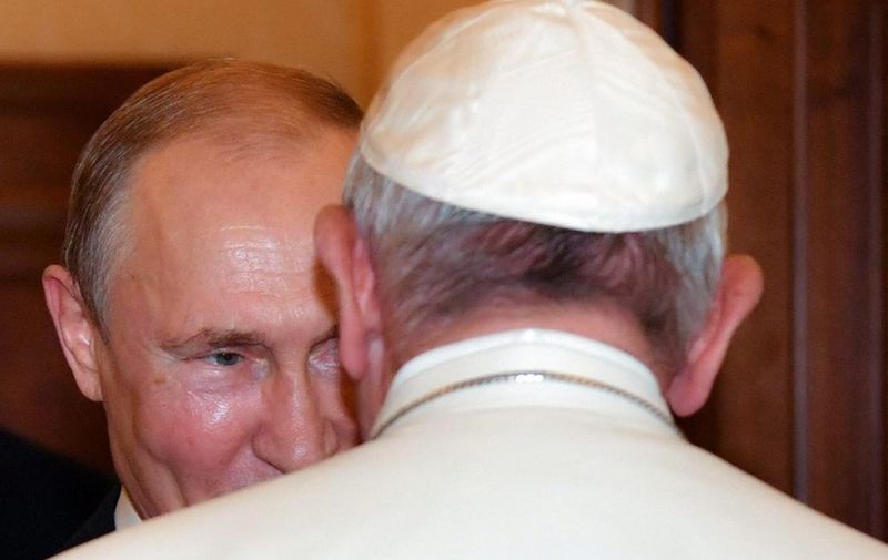 Pope Francis (R) greets Russian President Vladimir Putin upon his arrival for a private audience on July 4, 2019 at the Vatican. - Russian President Vladimir Putin arrived in Rome for a lightning visit including talks with the pope and Italy's populist government, which has called for an easing of sanctions despite Moscow's ongoing crisis with the West. (Photo by ALESSANDRO DI MEO / POOL / AFP)