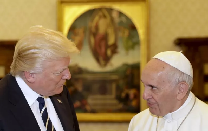 Pope Francis (R) meets with US President Donald Trump during a private audience at the Vatican on May 24, 2017. US President Donald Trump met Pope Francis at the Vatican today in a keenly-anticipated first face-to-face encounter between two world leaders who have clashed repeatedly on several issues. / AFP PHOTO / POOL / Alessandra Tarantino