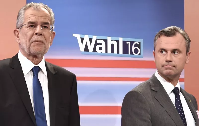 Presidential candidates Alexander Van der Bellen (L) of Austrian Greens and Norbert Hofer (R) of Austrian Freedom party attend a television discussion after the second round of the Austrian President elections on May 22, 2016, at the Hofburg palace in Vienna. / AFP PHOTO / HELMUT FOHRINGER / Austria OUT