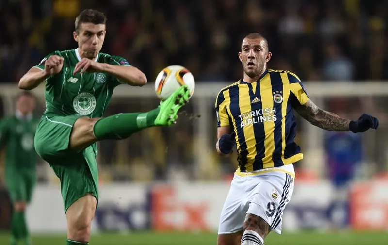 Celtic's  Jozo Simunovic (L) vies with Fenerbahce's Fernandao (R) during the UEFA Europa League football match between Fenerbahce and Celtic at Fenerbahce Sukru Saracoglu stadium in Istanbul on December 10, 2015.  / AFP / OZAN KOSE