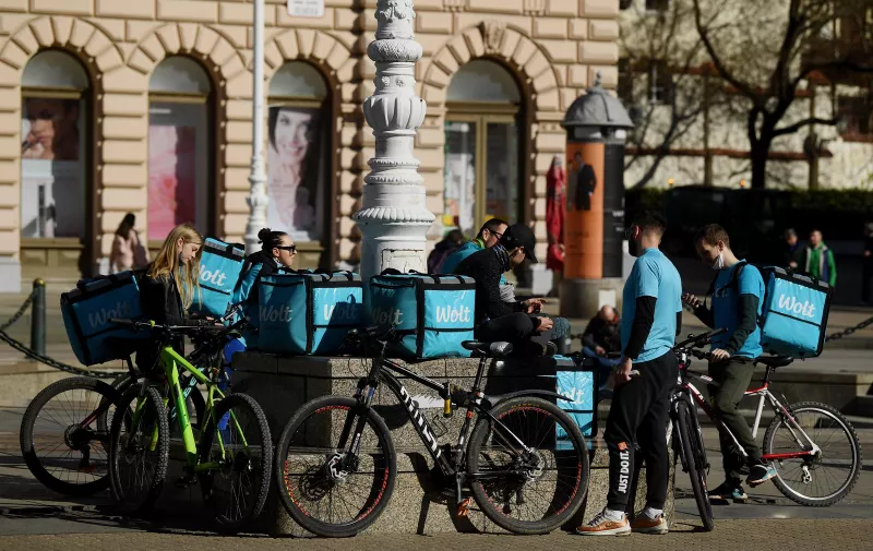 22.02.2021., Zagreb - Dostavljaci s biciklima na pauzi. Photo: Marko Lukunic/PIXSELL