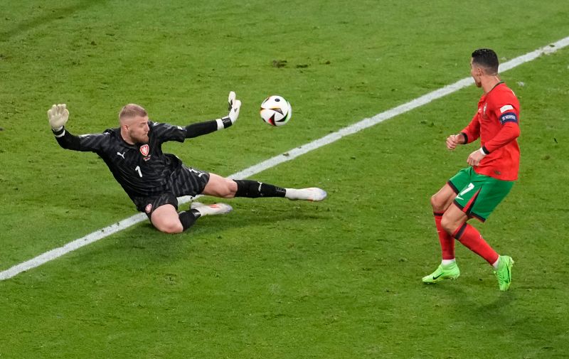 APTOPIX Czech Republic's goalkeeper Jindrich Stanek (1) stops a shot by Portugal's Cristiano Ronaldo during a Group F match between Portugal and Czech Republic at the Euro 2024 soccer tournament in Leipzig, Germany, Tuesday, June 18, 2024. (AP Photo/Sergei Grits)