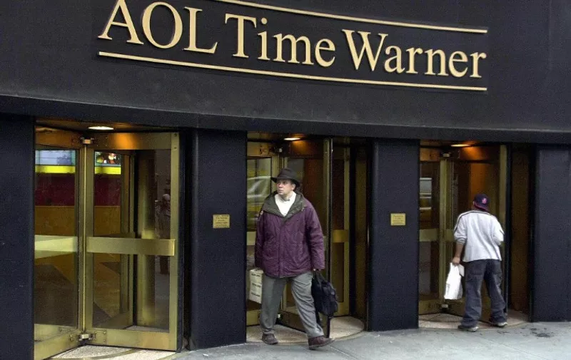 (FILES) This 12 January, 2001, file photo shows the new AOL Time Warner corporate logo on the former Time Warner Building in New York's Rockefeller Center. Media and entertainment giant Time Warner Inc. in reports 04 December, 2005, is girding for battle with Carl Icahn as the billionaire corporate raider steps up his offensive against the world's biggest media-entertainment company. Icahn, a financier who is one of the wealthiest Americans and has a history of hostile takeover moves, controls only about 2.8 percent of the shares of Time Warner with his partners.  AFP PHOTO/Henny Ray ABRAMS/FILES / AFP PHOTO / HENNY RAY ABRAMS