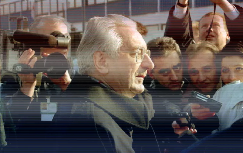 Croatian President Franjo Tudjman (C) is mobbed by reporters at Zagreb airport 22 November, returning from the Bosnian peace talks in Dayton, Ohio. Tudjman and Presidents Alija Itzetbegovic of Bosnia and Slobodan Milosevic of Serbia initialed 21 November a US-brokered peace plan for Bosnia after three weeks of intense negotiations.     AFP PHOTO / AFP / HINA