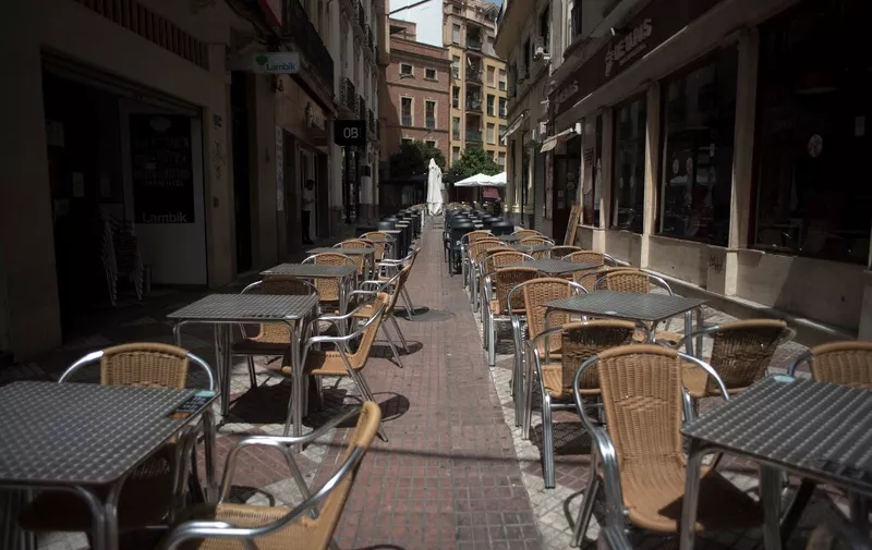 The terraces of restaurants remain empty amid a heatwave in Cordoba on August 13, 2021. - Temperatures are forecast to reach highs of around 40 degrees Celsius (104 degrees Fahrenheit) in much of Spain and neighbouring Portugal. (Photo by JORGE GUERRERO / AFP)