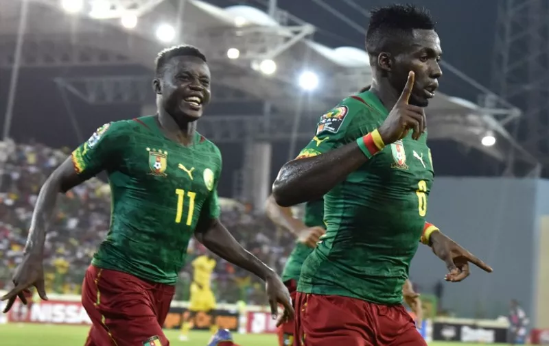 Cameroon's defender Ambroise Oyongo (R) celebrates with Cameroon's midfielder Edgar Salli after scoring a goal during the 2015 African Cup of Nations group D football match between Mali and Cameroon in Malabo on January 20, 2015. AFP PHOTO / ISSOUF SANOGO / AFP / ISSOUF SANOGO