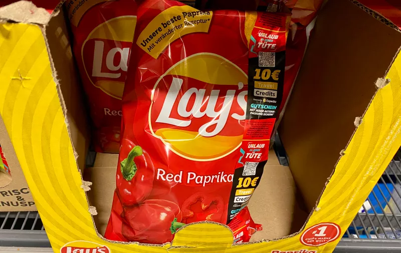21.09.2023, Deutschland, NRW, Lebensmittel, Schadstoffe, Schnitten bei der Stiftung Warentest mit ungenügend ab: Chips von Lay s in der Geschmacksrichtung Red Paprika von PepsiCo., Deutschland - sie enthalten u.a. zu viel Acrylamid Mineralölbestandteile und Pestizide NRW Deutschland *** 21 09 2023, Germany, NRW, food, pollutants, cut at the Stiftung Warentest with unsatisfactory from chips of Lay s in the flavor Red Paprika of PepsiCo, Germany they contain among other things too much acrylamide mineral oil components and pesticides NRW Germany Copyright: xSnowfieldxPhotographyx SF210923LaysD,Image: 808472185, License: Rights-managed, Restrictions: imago is entitled to issue a simple usage license at the time of provision. Personality and trademark rights as well as copyright laws regarding art-works shown must be observed. Commercial use at your own risk., Credit images as "Profimedia/ IMAGO", Model Release: no
