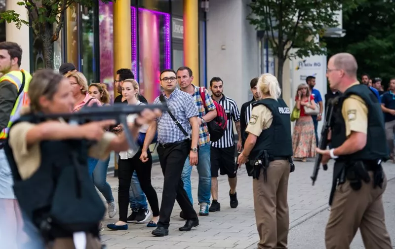 Police evacuates people from the shopping mall in Munich on July 22, 2016 following a shootings earlier.
At least one person has been killed and 10 wounded in a shooting at a shopping centre in Munich on Friday, German police said. / AFP PHOTO / STR