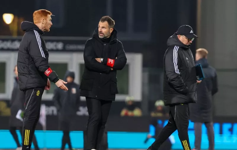 Standard's assistant coach Bernd Thys (L) and Standard's head coach Ivan Leko speak together during the Belgian "Pro League" First Division football match between RWD Molenbeek and Standard de Liege at the Edmond Machtens Stadium in Brussels on February 3, 2024. (Photo by VIRGINIE LEFOUR / BELGA / AFP) / Belgium OUT