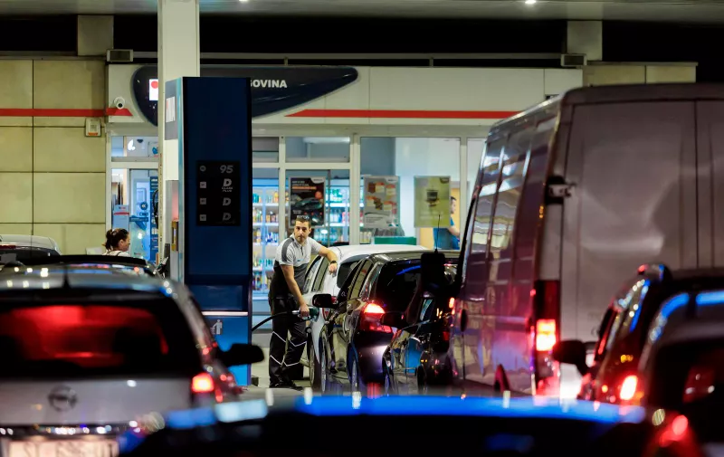 24.10.2022., Split - Guzve na benzinskim postajama pred sutrasnje znacajno povecanje cijena goriva.  Photo: Miroslav Lelas/PIXSELL