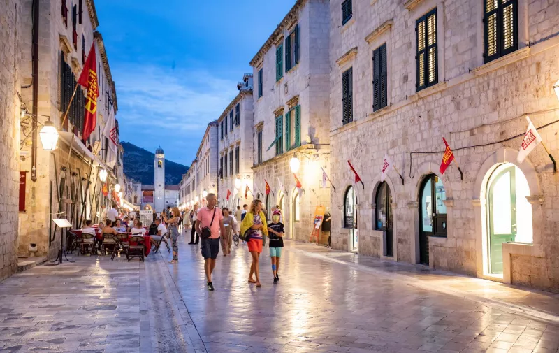 17.07.2020., Stradun, Dubrovnik - Setnja Stradunom u predvecerje.
Photo: Grgo Jelavic/PIXSELL