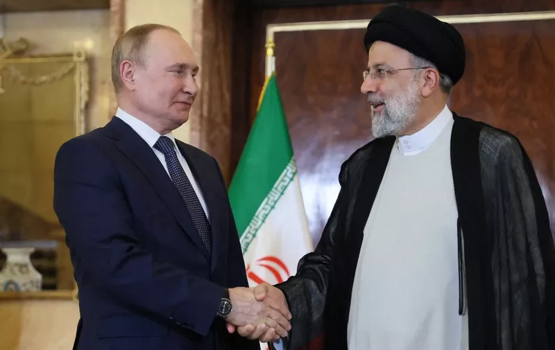Russian President Vladimir Putin and Iran's President Ebrahim Raisi hold a meeting in Tehran on July 19, 2022. - Iran's president will host his Russian and Turkish counterparts for talks on the Syrian war in a three-way summit overshadowed by fallout from the Russian invasion of Ukraine. (Photo by Sergei SAVOSTYANOV / SPUTNIK / AFP)