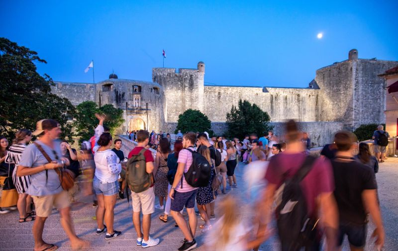 08.09.2019., Pile, Dubrovnik - Ulazu staru gradsku jezgru. Kao i po danu grad je je pun turista.
Photo: Grgo Jelavic/PIXSELL