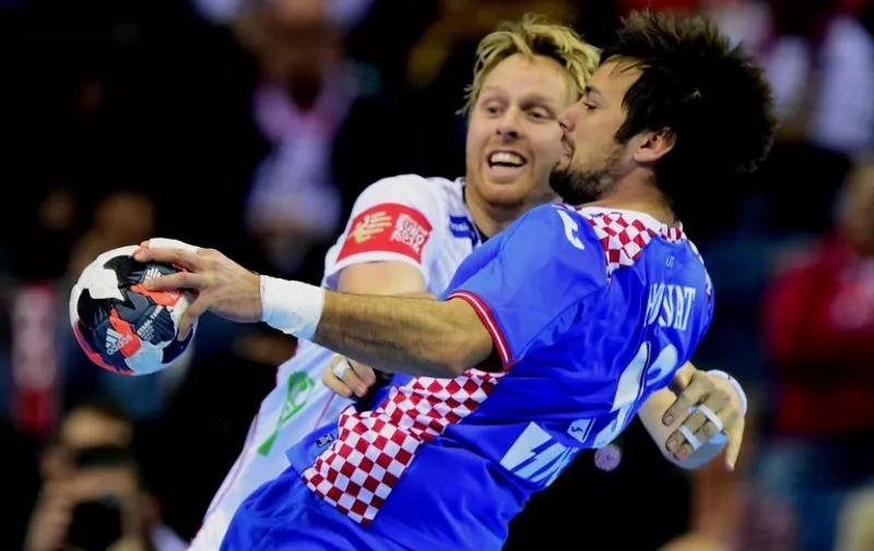 Zlatko Horvat (R) of Croatia vies for the ball with Erlend Mamelund of Norway during the bronze medal match of the Men's 2016 EHF European Handball Championships between Croatia and Norway in Krakow on January 31, 2016. / AFP / ATTILA KISBENEDEK