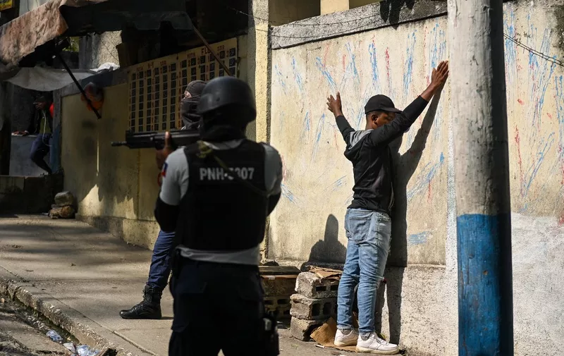 EDITORS NOTE: Graphic content / A man is under arrest by Haitian police in the Turgeau commune of Port-au-Prince, Haiti, during gang-related violence on April 24, 2023. - More than 530 people have been killed this year in gang violence in Haiti, the United Nations said on March 21, 2023 with many killed by snipers shooting victims at random. (Photo by Richard PIERRIN / AFP)