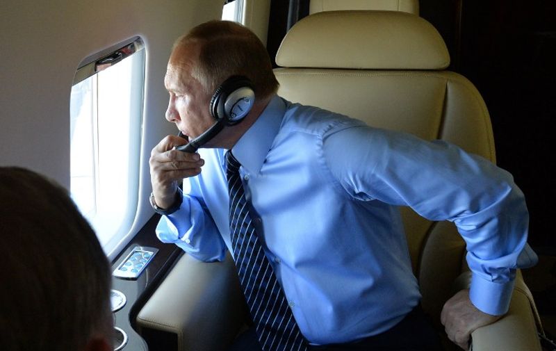 Russian President Vladimir Putin travels in a helicopter to Altai region to take part in a State Council Presidium meeting on measures to increase the Russian Federation health and holiday resort sector?s investment attractiveness in the town of Belokurikha on August 26, 2016. / AFP PHOTO / SPUTNIK / ALEXEY DRUZHININ