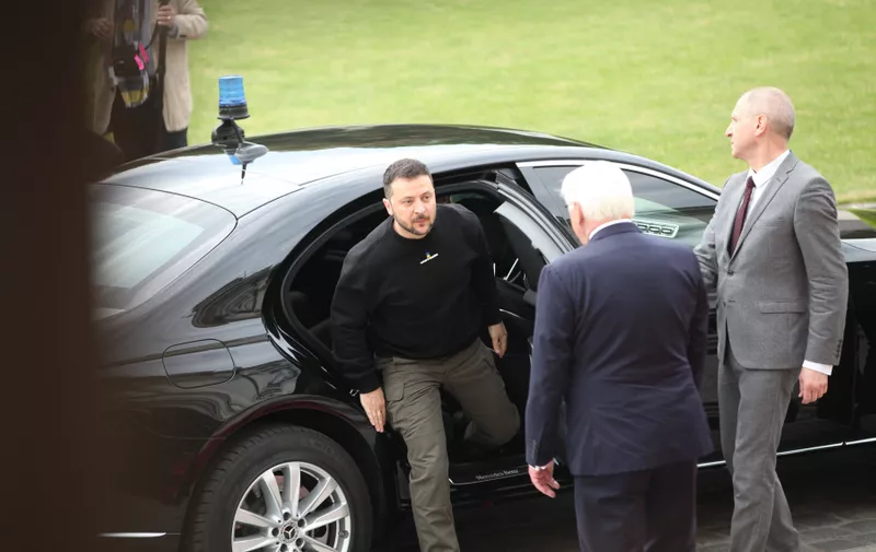 Berlin, Deutschland, 14.05.2023: Der ukrainische PrĂ¤sident Wolodymyr Selenskyj  PrĂ¤sident Ukraine  ist zu Staatsbesuch und wird im Schloss Bellevue von BundesprĂ¤sident Frank-Walter Steinmeier empfangen, wo er sich unter anderem in das GĂ¤stebuch eintrĂ¤gt. *** Berlin, Germany, 14 05 2023 The Ukrainian President Volodymyr Selenskyj President Ukraine is on a state visit and is received at Bellevue Palace by Federal President Frank Walter Steinmeier, where he signs, among other things, the guest book Copyright: xdtsxNachrichtenagenturx dts_18855,Image: 775750066, License: Rights-managed, Restrictions: imago is entitled to issue a simple usage license at the time of provision. Personality and trademark rights as well as copyright laws regarding art-works shown must be observed. Commercial use at your own risk., Model Release: no