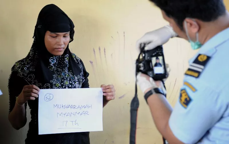 Ženu iz skupine Rohingye fotografiraju za evidenciju u Indoneziji