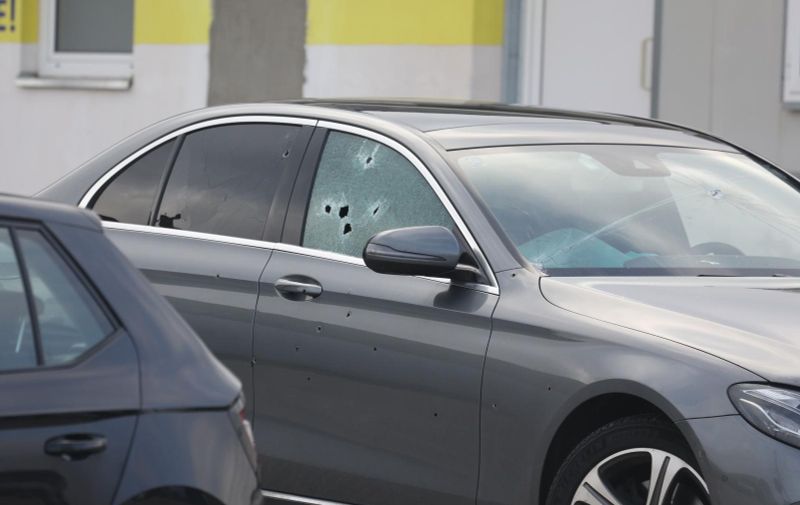 Žrtva je propucana automatskom puškom dok je sjedila u automobilu ispred trgovine.