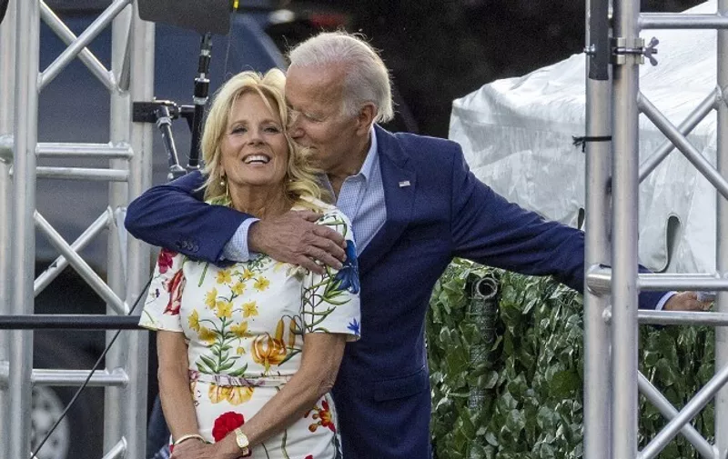 WASHINGTON, DC - JULY 04: U.S. first lady Jill Biden and President Joe Biden hug in front of the crowd at the White House on July 04, 2022 in Washington, DC. The Bidens were hosting a Fourth of July BBQ and concert with military families and other guests on the south lawn of the White House.   Tasos Katopodis/Getty Images/AFP (Photo by TASOS KATOPODIS / GETTY IMAGES NORTH AMERICA / Getty Images via AFP)