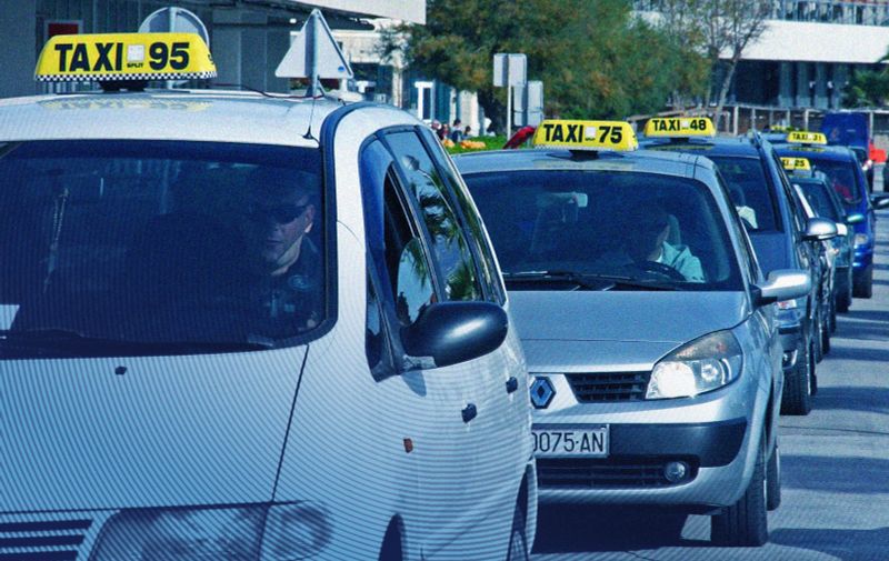 12.11.2010., Split  - Ispred zgrade Banovine dok je unutra bila rasprava na Vijecu, taxisti su mirno prosvjedovali.
Photo:Ivana Ivanovic/PIXSELL