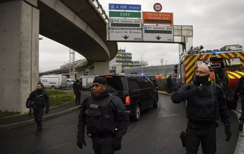 French Police unit (Raid) secure the area at Paris' Orly airport on March 18, 2017 following the shooting of a man by French security forces.
Security forces at Paris' Orly airport shot dead a man who took a weapon from a soldier, the interior ministry said. Witnesses said the airport was evacuated following the shooting at around 8:30am (0730GMT). The man fled into a shop at the airport before he was shot dead, an interior ministry spokesman told AFP. He said there were no people were wounded in the incident.
 / AFP PHOTO / CHRISTOPHE SIMON