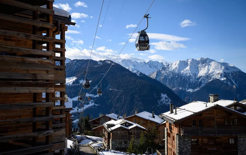 A picture taken on December 22, 2020, shows a gondola lift in the Swiss Alpine resort of Verbier, well known by british ski holiday makers, amid the Covid-19 (novel coronavirus) pandemic. - Hundreds of British tourists forced into quarantine in the Swiss ski resort of Verbier fled in the night rather than seeing their holidays go downhill, the local municipality said on December 27, 2020. Around 200 of the 420 or so affected British tourists in the luxury Alpine ski station quit under the cover of darkness, the SonntagsZeitung newspaper reported. (Photo by Fabrice COFFRINI / AFP)