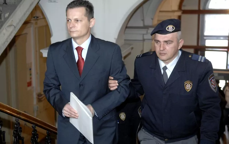 11.03.2009., Osijek - Pocetak sudjenja za ratni zlocin pocinjen u Dalju. Cedo Jovic sa pravosudnim policajcem.
Photo: Davor Javorovic/Vecernji list