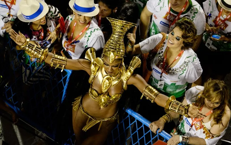 A reveller of Imperatriz Samba School, 6th in the 2015 Rio's Carnival, performs during the Champions' Parade at the Sambadrome in Rio, Brazil, on February 21, 2015.  AFP PHOTO / YASUYOSHI CHIBA / AFP / YASUYOSHI CHIBA