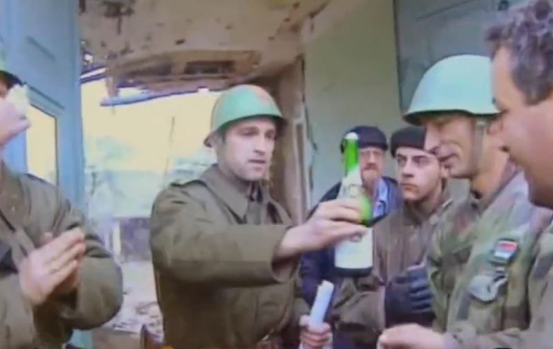 Netko Je 1991 Snimao Srpske Vojnike Izbliza U Ovom Videu Pucaju Po Vukovaru Pa Piju Sampanjac Telegram Hr