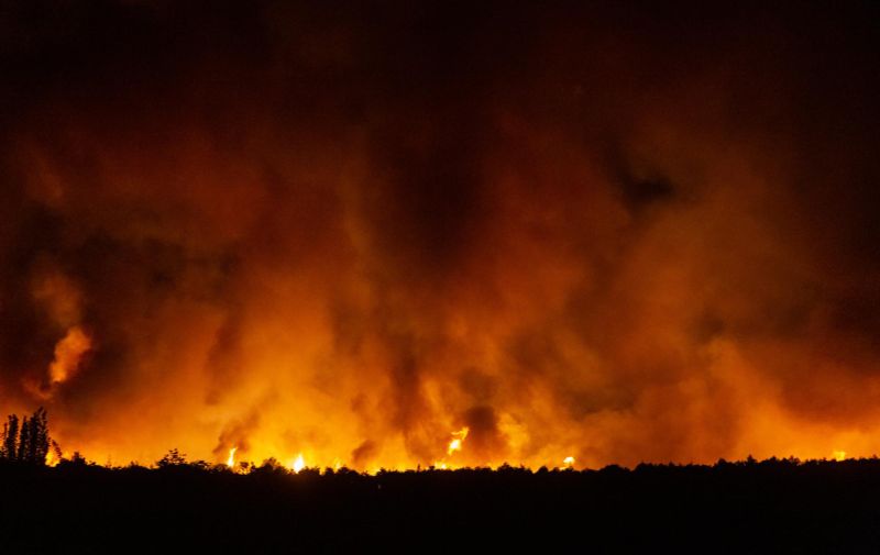 13.07.2022., Sibenik, Zaton - Požar se zbog jakog vjetra proširio na brdo pored Zatona.  Photo: Sime Zelic/PIXSELL