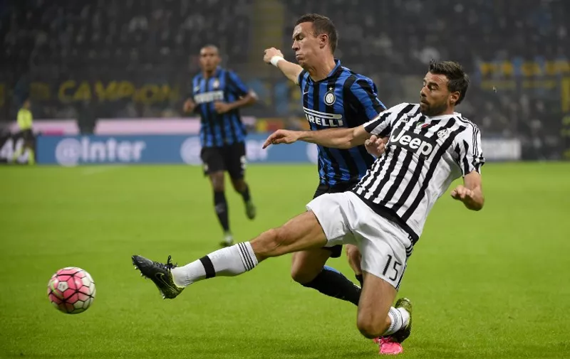 Inter Milan's midfielder from Montenegro Stevan Jovetic (L) fights for the ball with Juventus' defender from Italy Andrea Barzagli during the Italian Serie A football match Inter Milan vs Juventus on October18, 2015 at the San Siro Stadium stadium in Milan. AFP PHOTO / OLIVIER MORIN