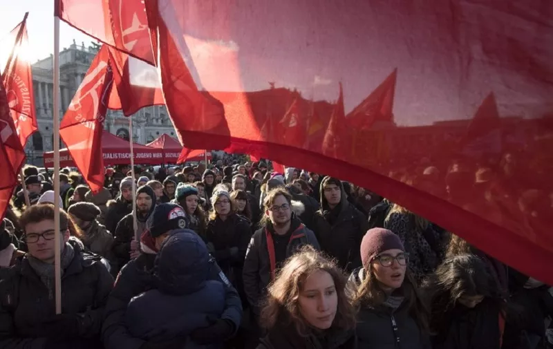 Demonstrators of the Socialist Youth waving red flags attend a protest against the new Austrian government near the presidential palace during the inauguration of the new Austrian government in Vienna, Austria, on December 18, 2017.
Austria's far-right Freedom Party is set to round off a triumphant year for Europe's nationalists by being sworn in as part of the Alpine country's new government. / AFP PHOTO / JOE KLAMAR