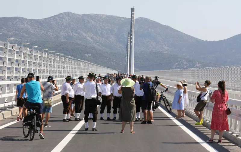 26.07.2022., Peljesac, Brijesta  -  U 10 sati Peljeski most otvorio se za pjesake.S obje strane mosta zainteresinarni gradjani mogu pjeske proci do prvih pilona mosta Photo: Grgo Jelavic/PIXSELL