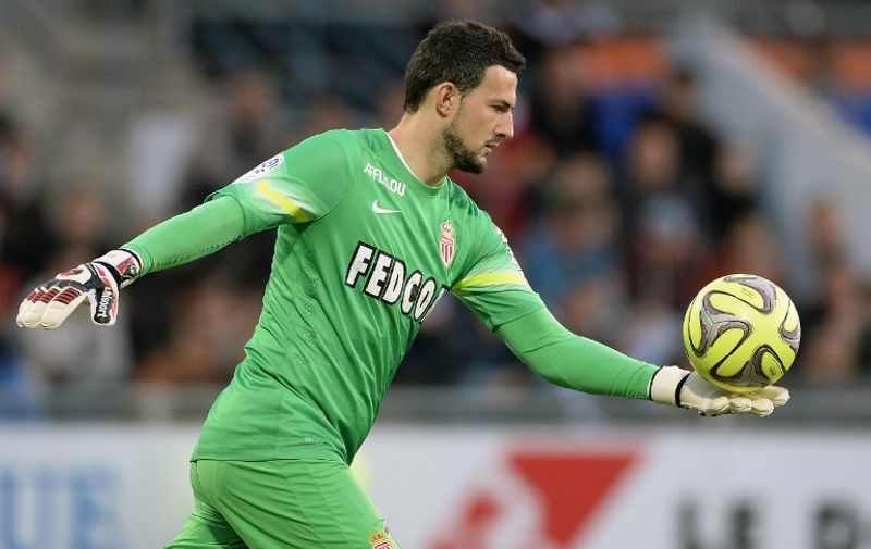 Monaco's Croatian goalkeeper Danijel Subasic is about to throw the ball during the French L1 football match between Lorient (FCL) and Monaco (ASM) on May 23, 2015 at the Moustoir stadium in Lorient, western France. AFP PHOTO / JEAN-SEBASTIEN EVRARD