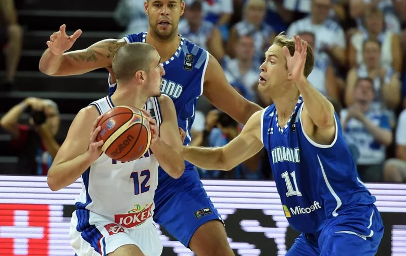 France's Nando De Colo  (L) vies with Finland's Petteri Koponen (R) and Finland's Gerald Lee (C) during the group A qualification basketball match between France and  Finland at the EuroBasket 2015 in Montpellier on September 5, 2015. AFP PHOTO / PASCAL GUYOT