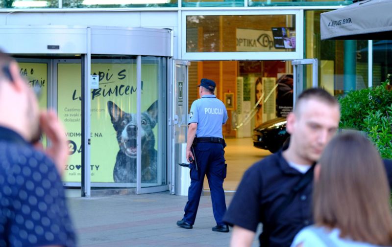 19.06.2022., Zagreb - Zaprimljena je nova dojava o bombi u trgovackom centru Avenue Mall. Posjetitelji su evakuirani, a pregled centra obavlja policija. Photo: Slaven Branislav Babic/PIXSELL