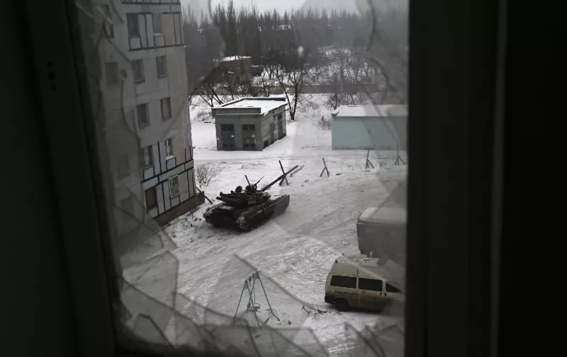 A tank from the Ukrainian Forces is stationed outside a building in the flashpoint eastern town of Avdiivka that sits just north of the pro-Russian rebels' de facto capital of Donetsk on February 2, 2017.
Ukraine's president appealed for more global pressure against Russia as Moscow-backed rebels and government forces clashed around a frontline town in a surge of fighting that has claimed a reported 23 lives. / AFP PHOTO / Alexey FILIPPOV