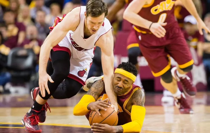 CLEVELAND, OH - OCTOBER 30: Goran Dragic #7 of the Miami Heat and Mo Williams #52 of the Cleveland Cavaliers fight for a loose ball during the second half at Quicken Loans Arena on October 30, 2015 in Cleveland, Ohio. The Cavaliers defeated the Heat 102-92. NOTE TO USER: User expressly acknowledges and agrees that, by downloading and or using this photograph, User is consenting to the terms and conditions of the Getty Images License Agreement.   Jason Miller/Getty Images/AFP