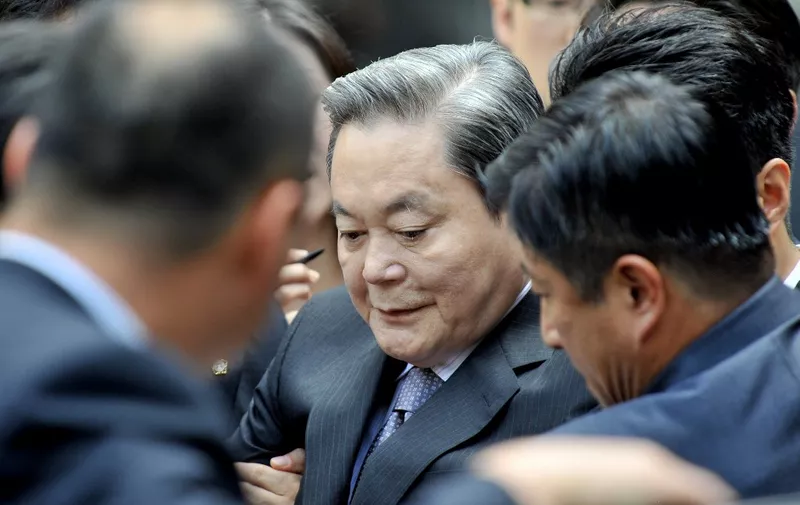 Lee Kun-Hee (C), former Samsung Group chairman, leaves after his trial as reporters ask him questions at the Seoul High Court in Seoul on August 14, 2009.  The court sentenced former Samsung group chairman Lee Kun-Hee to a suspended three-year prison term and a fine of 110 billion won (89.2 million USD) after convicting him over a bond deal. AFP PHOTO/JUNG YEON-JE (Photo by JUNG YEON-JE / AFP)