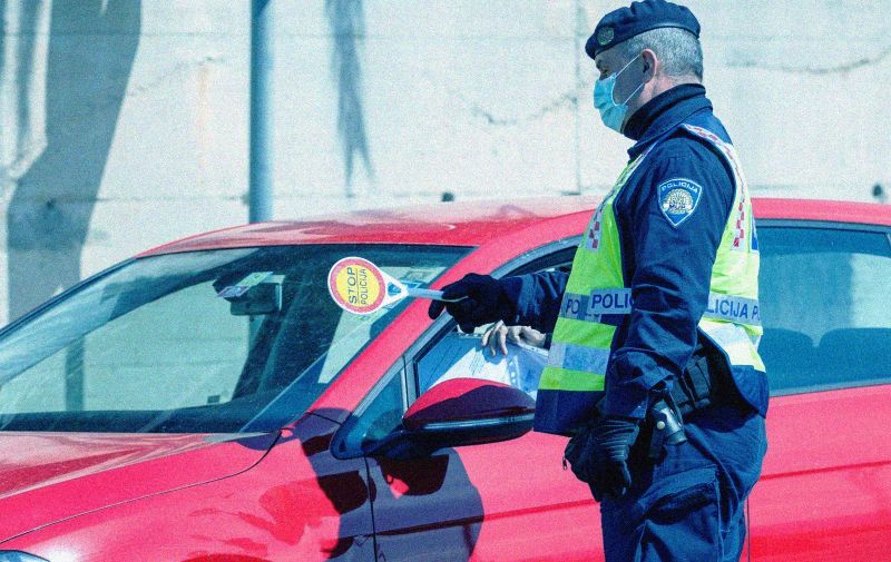 03.04.2020., Podstrana - Policija kontrolira propusnice vozaca na jednoj od kontrolnih tocaka na izlazu iz Splita.
Photo: Milan Sabic/PIXSELL